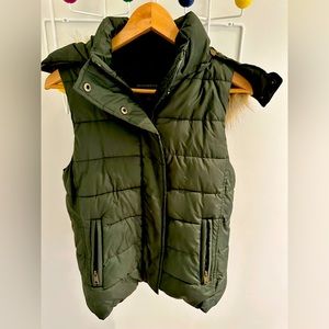 Banana Republic puffer vest with faux fur hood pre-owned